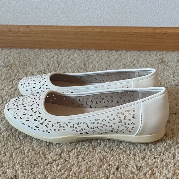 Cliffs Women's Cream Laser-Cut Ballet Flats Size 10 - Picture 2 of 5